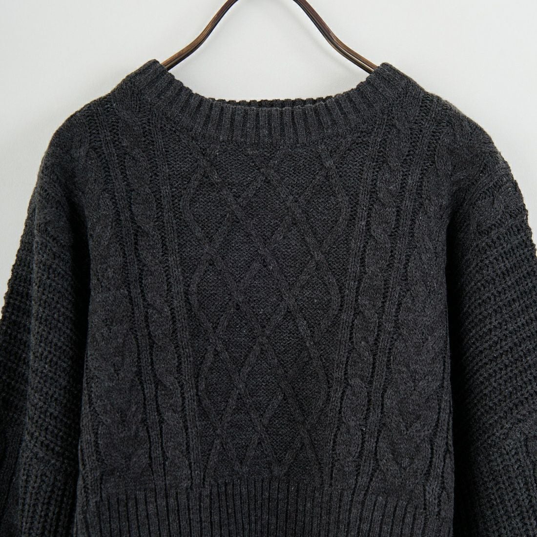 Jf Ready Made [ジェイエフレディメイド] ケーブル編みショート丈クルーネックニット [124803]CHARCOAL