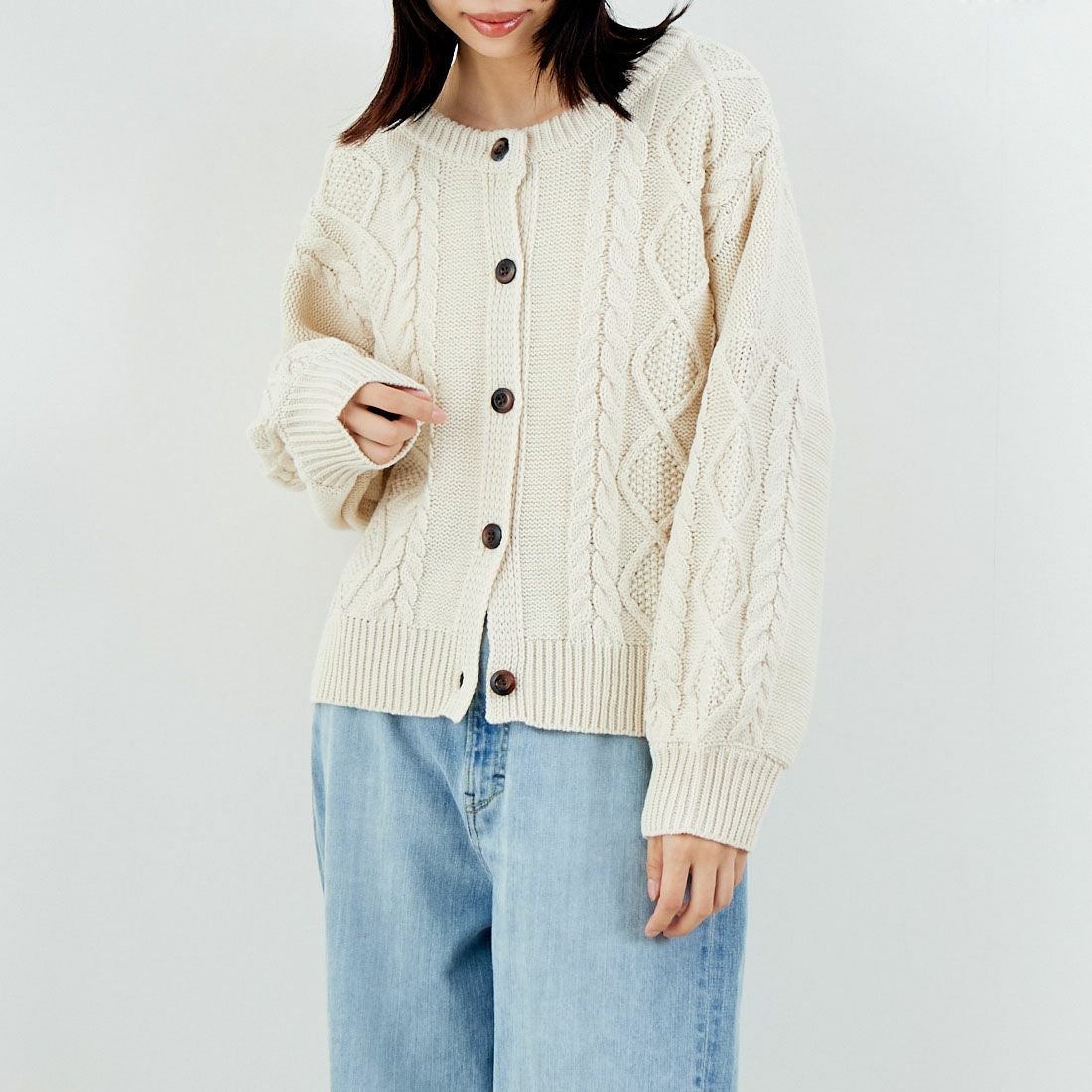 Jf Ready Made [ジェイエフレディメイド] 2WAYケーブル編みショート丈クルーネックカーディガン [123805] BEIGE &&モデル身長：162cm 着用サイズ：F&&