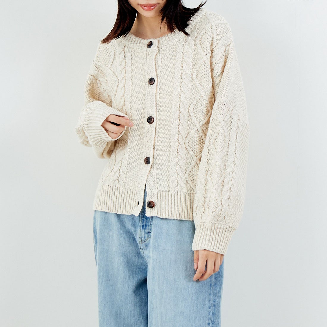 Jf Ready Made [ジェイエフレディメイド] 2WAYケーブル編みショート丈クルーネックカーディガン [123805] BEIGE &&モデル身長：162cm 着用サイズ：F&&