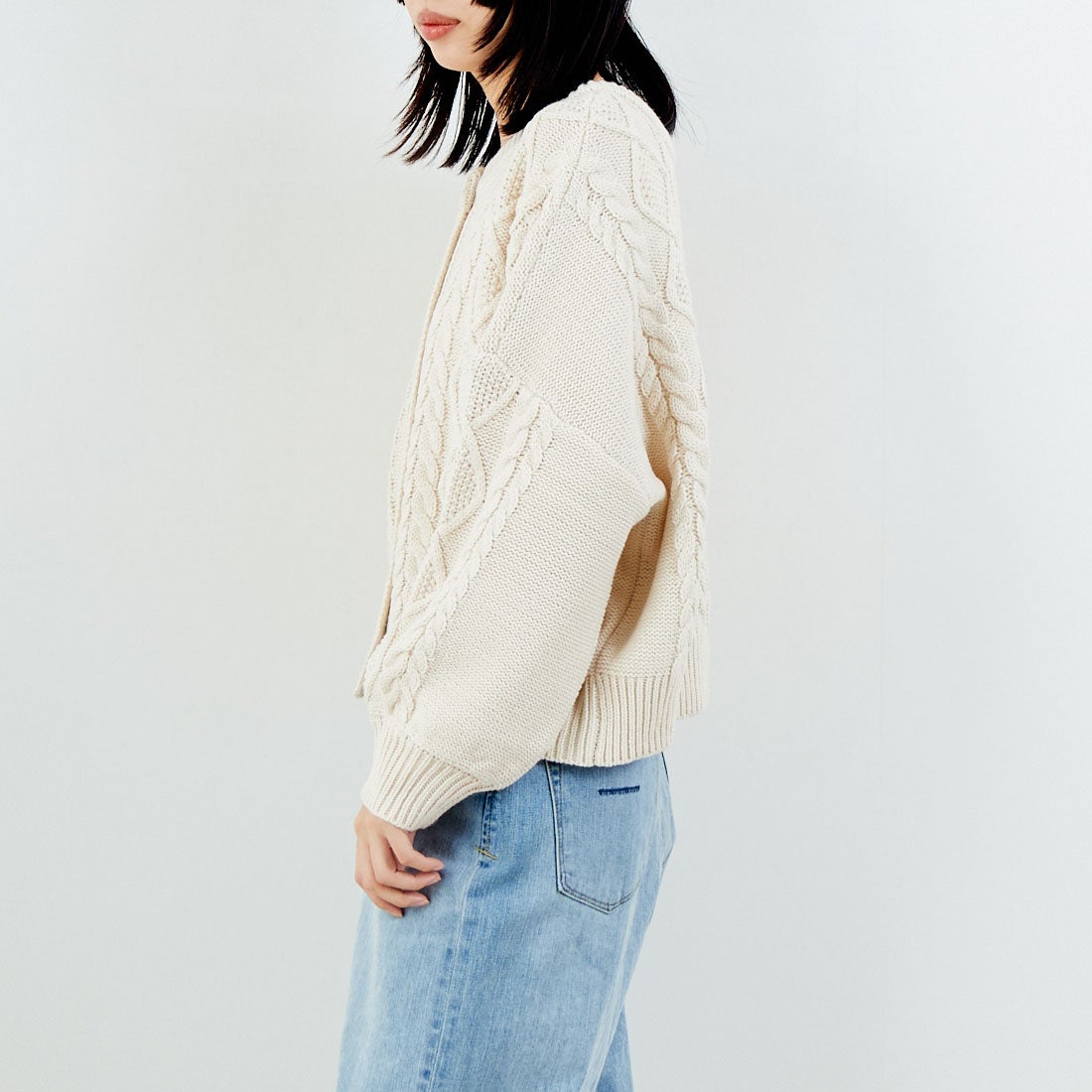 Jf Ready Made [ジェイエフレディメイド] 2WAYケーブル編みショート丈クルーネックカーディガン [123805] BEIGE &&モデル身長：162cm 着用サイズ：F&&