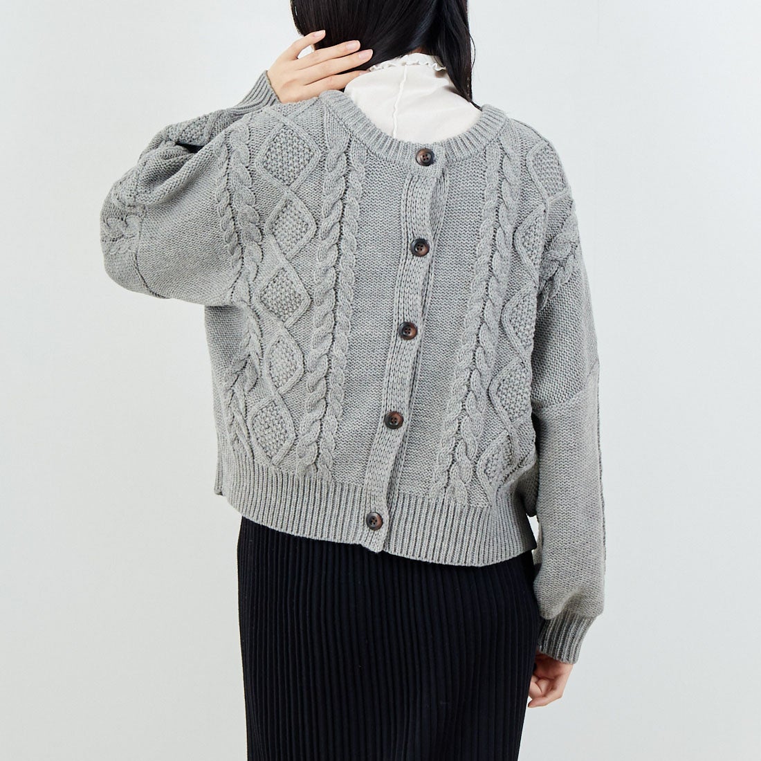 Jf Ready Made [ジェイエフレディメイド] 2WAYケーブル編みショート丈クルーネックカーディガン [123805] GRAY &&モデル身長：162cm 着用サイズ：F&&
