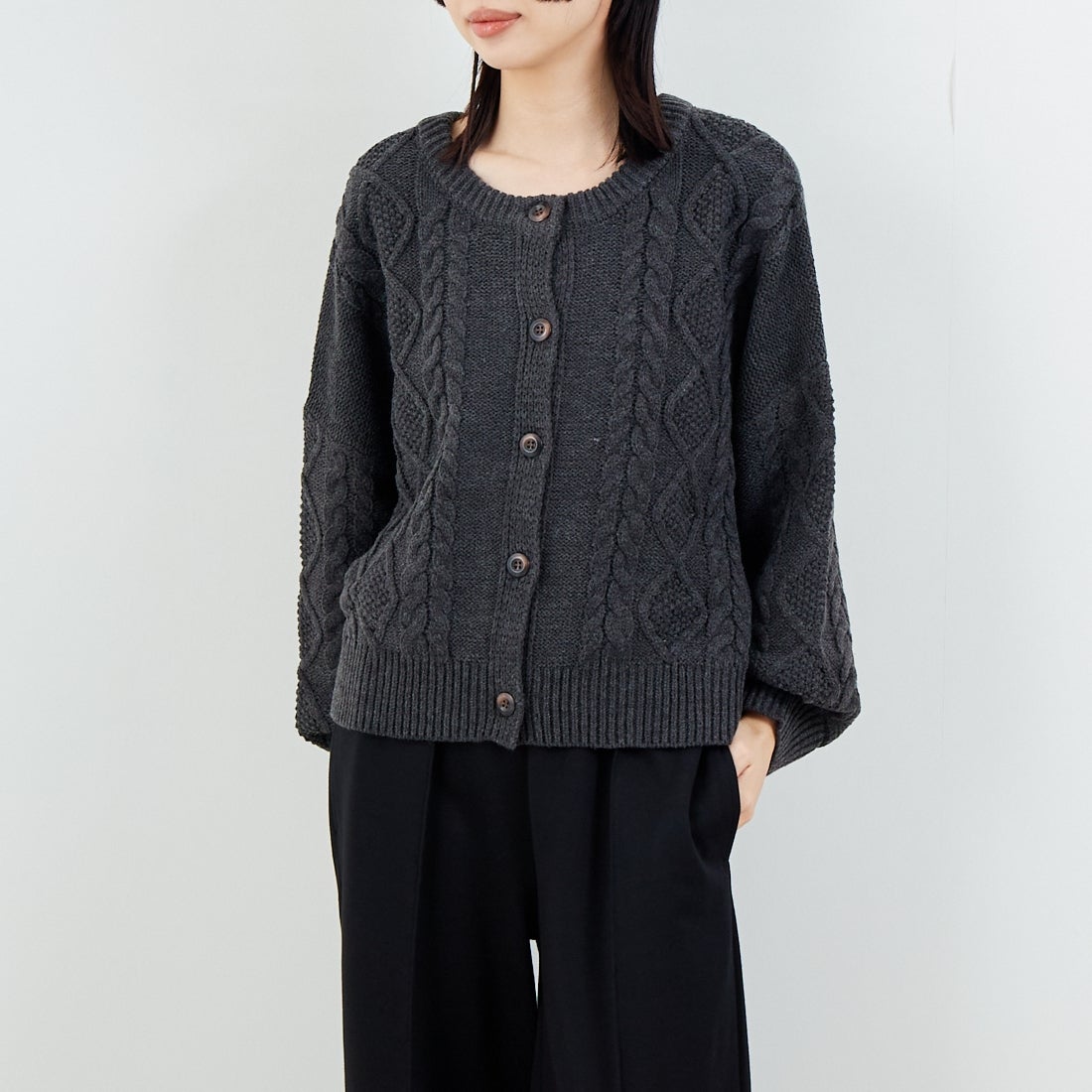 Jf Ready Made [ジェイエフレディメイド] 2WAYケーブル編みショート丈クルーネックカーディガン [123805] CHARCOAL &&モデル身長：162cm 着用サイズ：F&&