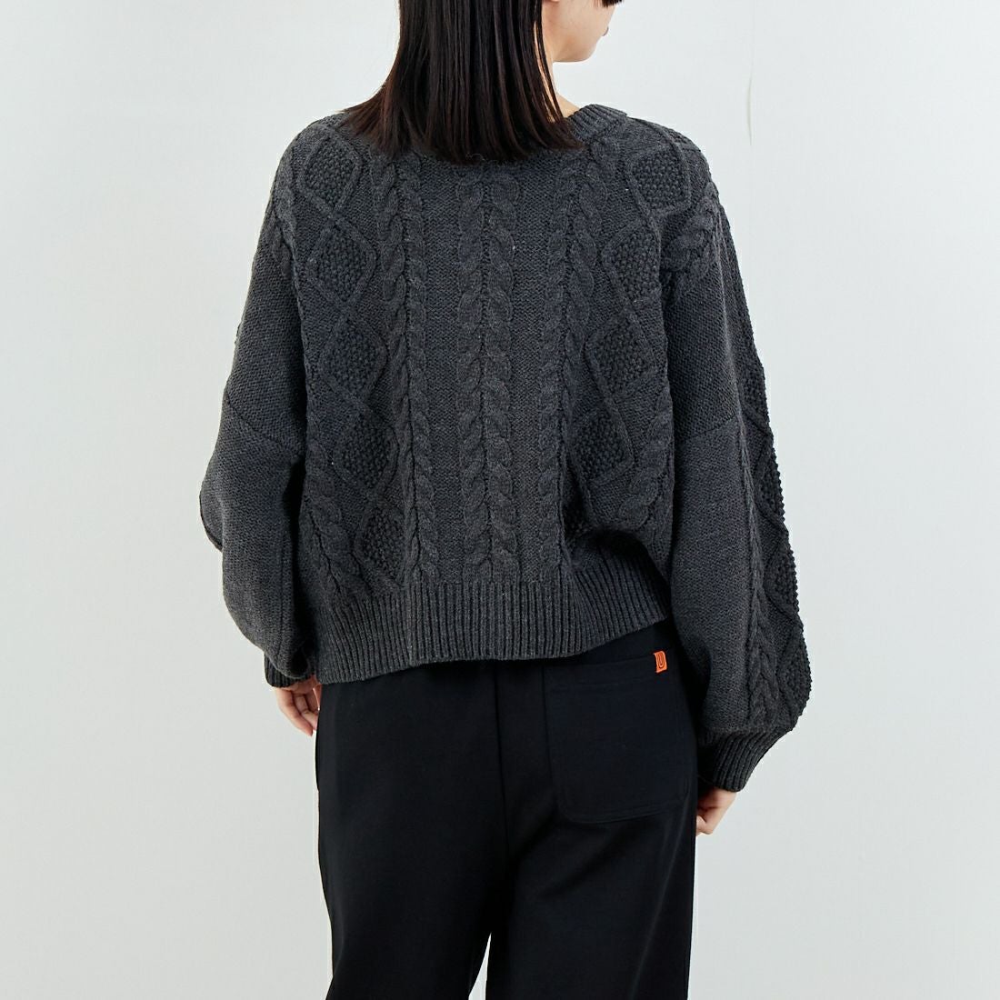 Jf Ready Made [ジェイエフレディメイド] 2WAYケーブル編みショート丈クルーネックカーディガン [123805] CHARCOAL &&モデル身長：162cm 着用サイズ：F&&