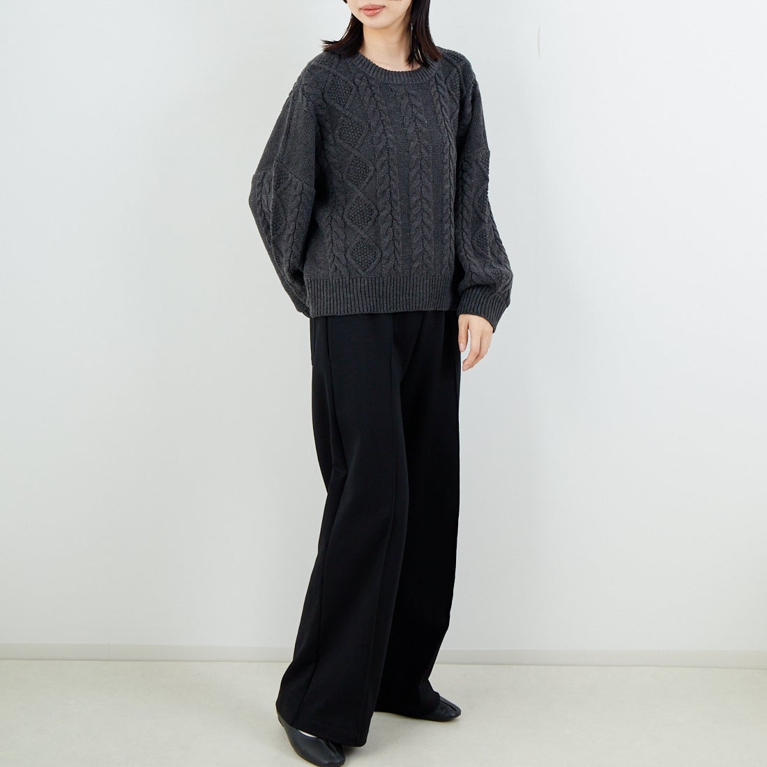 Jf Ready Made [ジェイエフレディメイド] 2WAYケーブル編みショート丈クルーネックカーディガン [123805] CHARCOAL &&モデル身長：162cm 着用サイズ：F&&