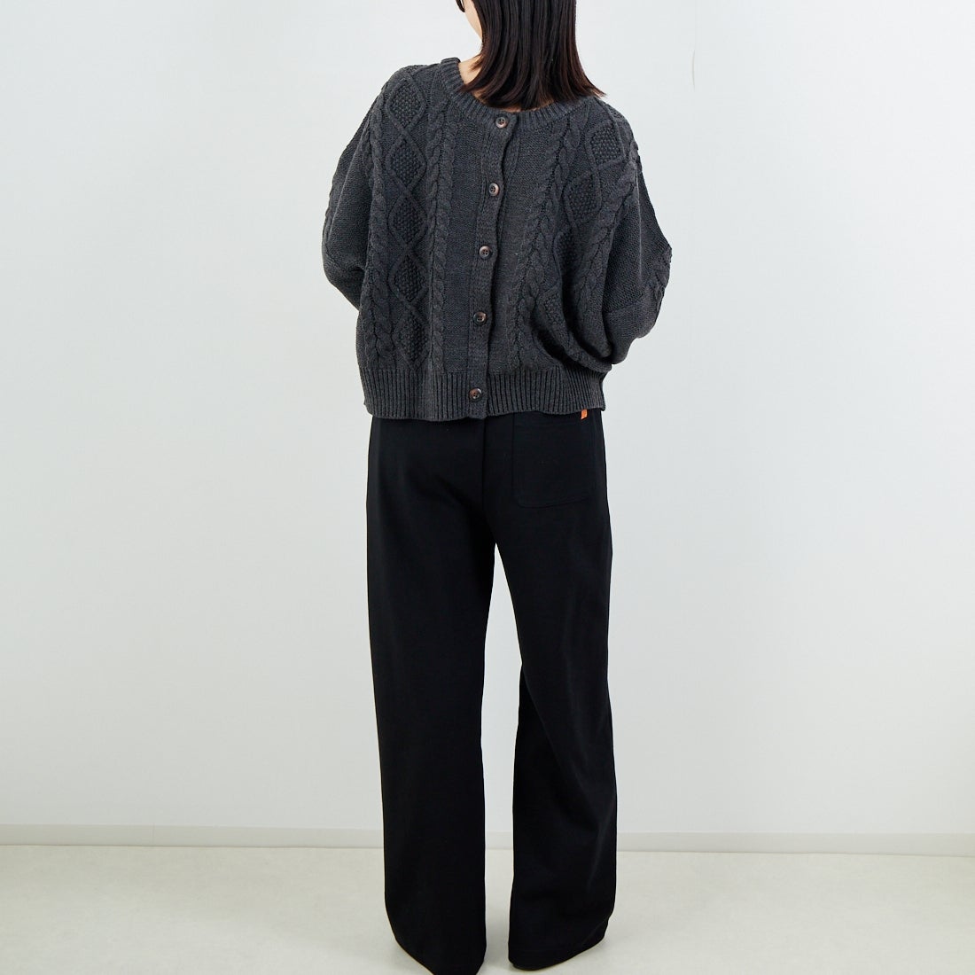 Jf Ready Made [ジェイエフレディメイド] 2WAYケーブル編みショート丈クルーネックカーディガン [123805] CHARCOAL &&モデル身長：162cm 着用サイズ：F&&