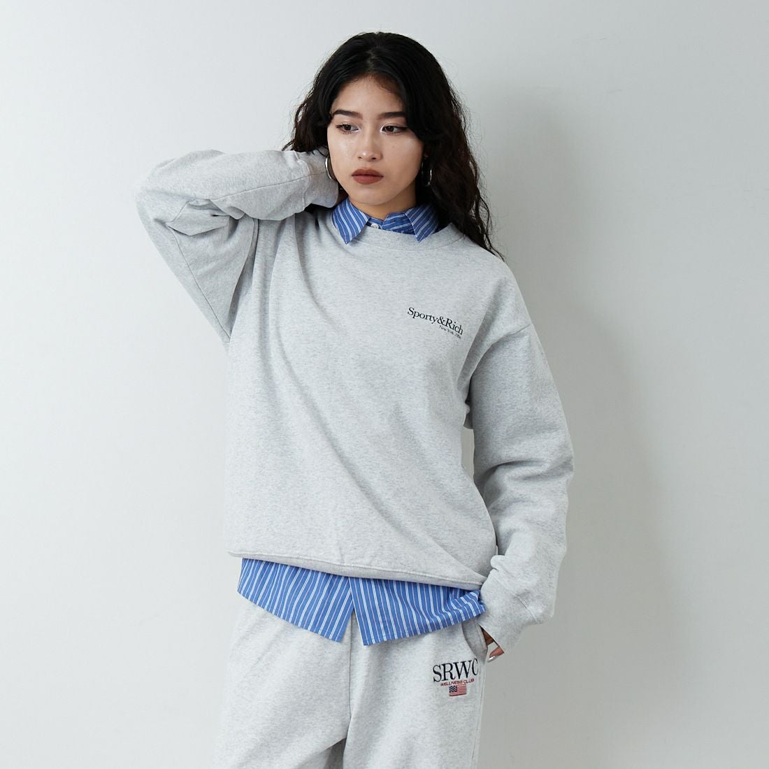 Sporty&Rich [スポーティアンドリッチ] ランクラブ クルーネックスウェット [ST07162175] H.GRAY &&モデル身長：162cm 着用サイズ：S&&