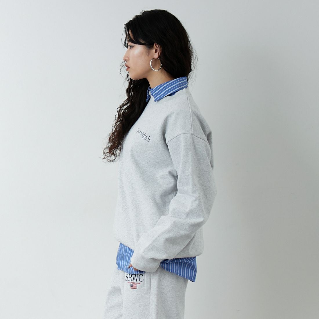Sporty&Rich [スポーティアンドリッチ] ランクラブ クルーネックスウェット [ST07162175] H.GRAY &&モデル身長：162cm 着用サイズ：S&&