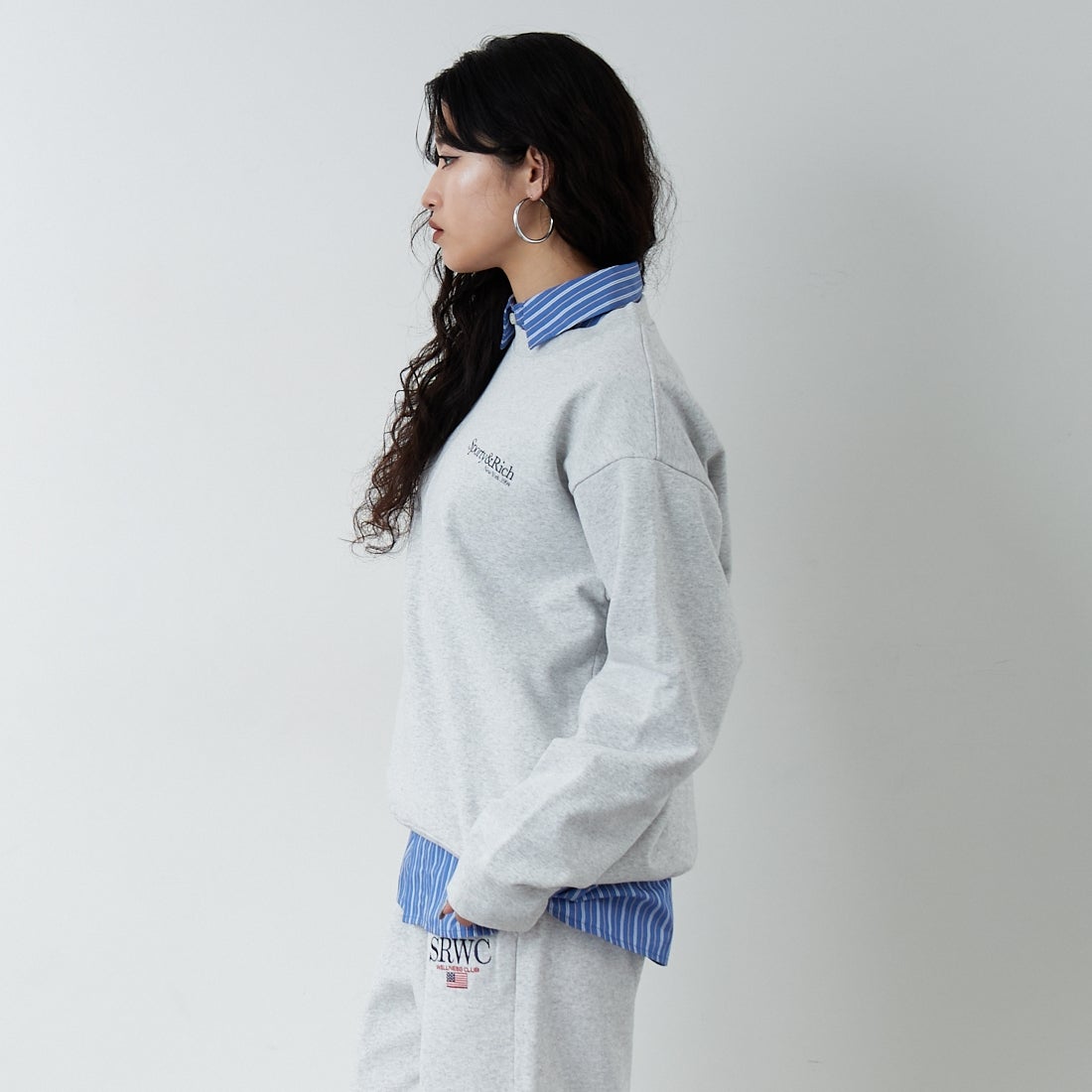 Sporty&Rich [スポーティアンドリッチ] ランクラブ クルーネックスウェット [ST07162175] H.GRAY &&モデル身長：162cm 着用サイズ：S&&