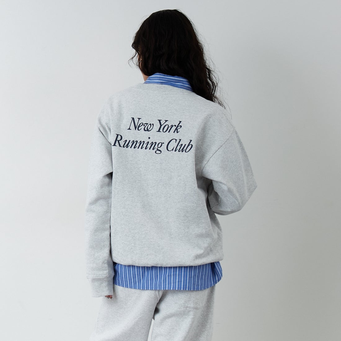 Sporty&Rich [スポーティアンドリッチ] ランクラブ クルーネックスウェット [ST07162175] H.GRAY &&モデル身長：162cm 着用サイズ：S&&