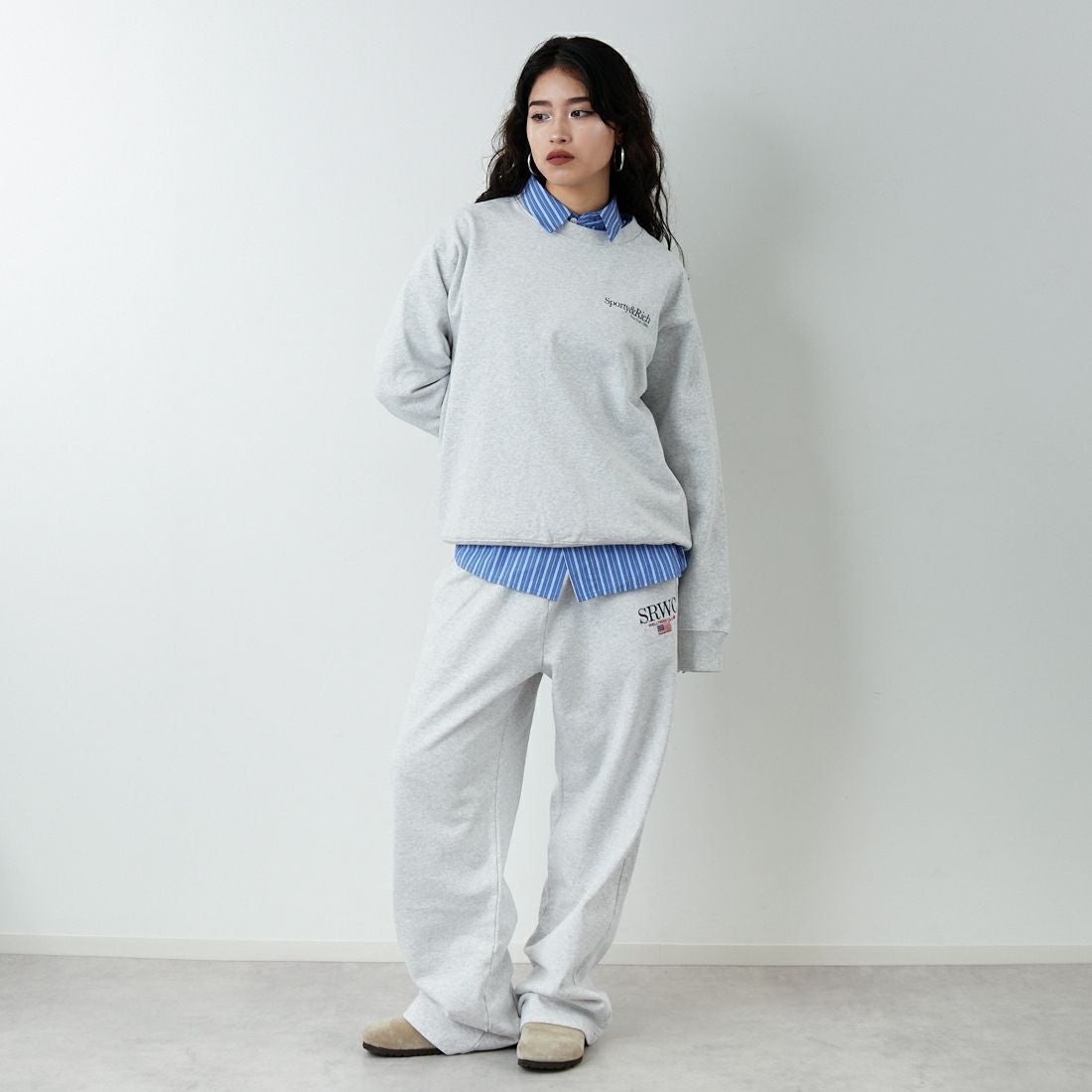 Sporty&Rich [スポーティアンドリッチ] ランクラブ クルーネックスウェット [ST07162175] H.GRAY &&モデル身長：162cm 着用サイズ：S&&