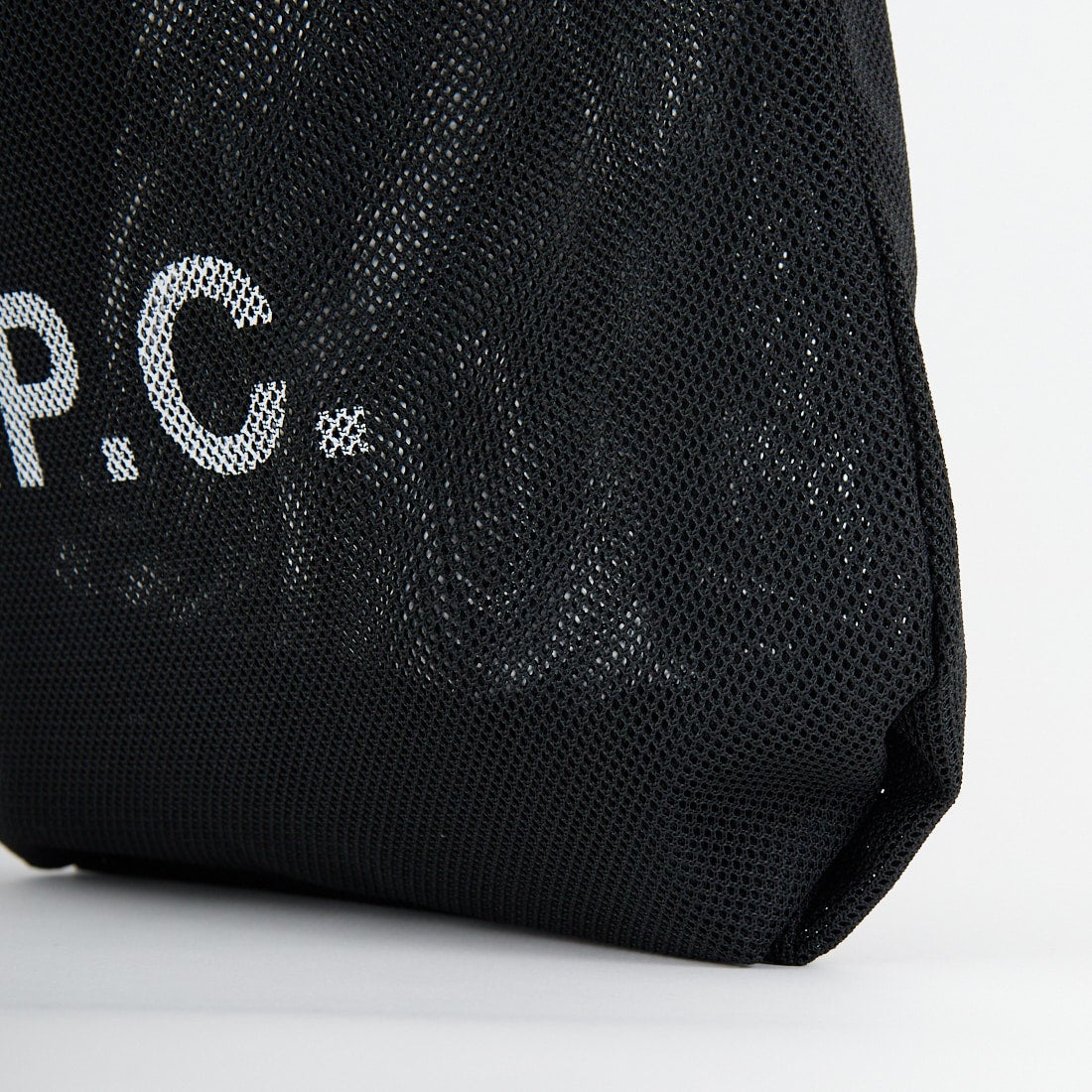 アーペーセー ボディバッグ メッシュ 季節感と軽快感のあるA.P.C.のメッシュバッグ | 1989 blog
