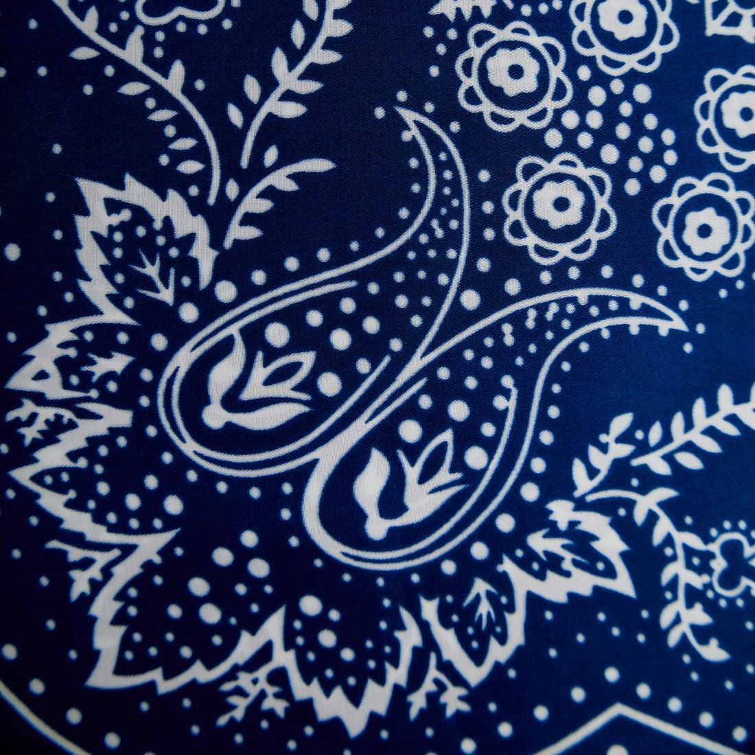 FAME ACCESSORIES [フェイムアクセサリーズ] ライトペイズリーデザイン スクエアスカーフ [SQUARE-SCARF] NAVY