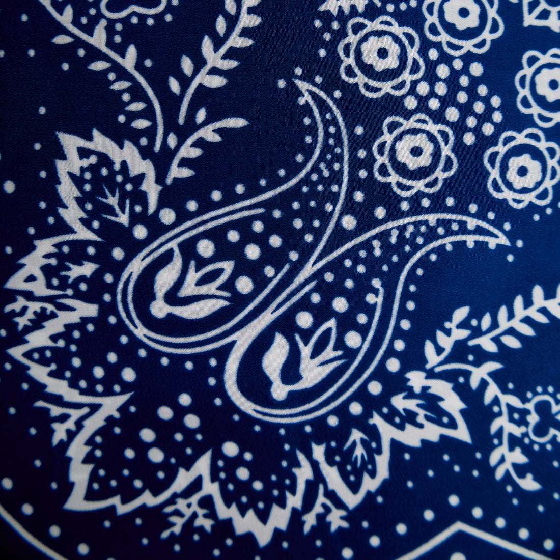 FAME ACCESSORIES [フェイムアクセサリーズ] ライトペイズリーデザイン スクエアスカーフ [SQUARE-SCARF] NAVY