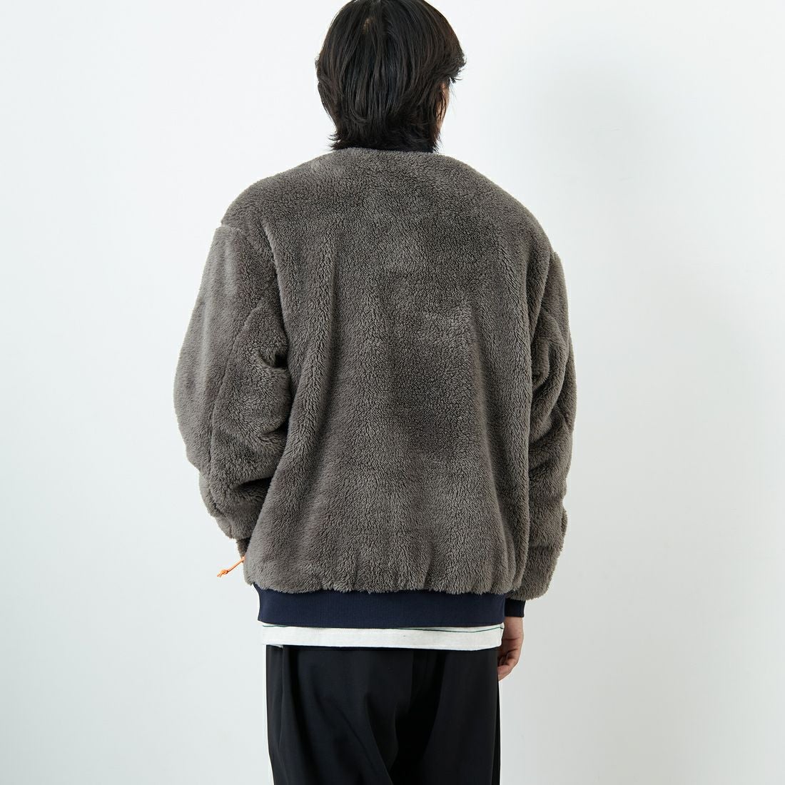 UNIVERSAL OVERALL [ユニバーサルオーバーオール] 別注 ボアフリース ボンバージャケット [U2531400IN-JF] CHARCOAL &&モデル身長：179cm 着用サイズ：L&&