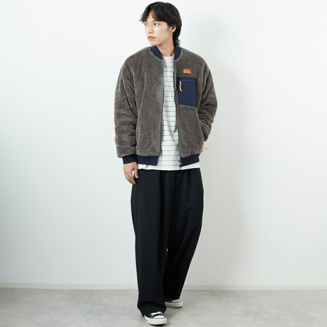 UNIVERSAL OVERALL [ユニバーサルオーバーオール] 別注 ボアフリース ボンバージャケット [U2531400IN-JF] CHARCOAL &&モデル身長：179cm 着用サイズ：L&&