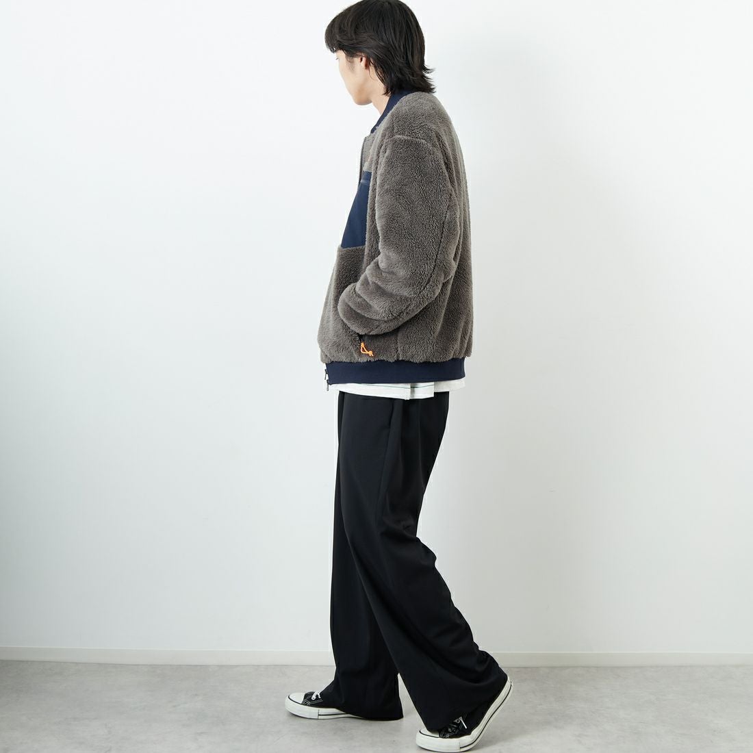 UNIVERSAL OVERALL [ユニバーサルオーバーオール] 別注 ボアフリース ボンバージャケット [U2531400IN-JF] CHARCOAL &&モデル身長：179cm 着用サイズ：L&&