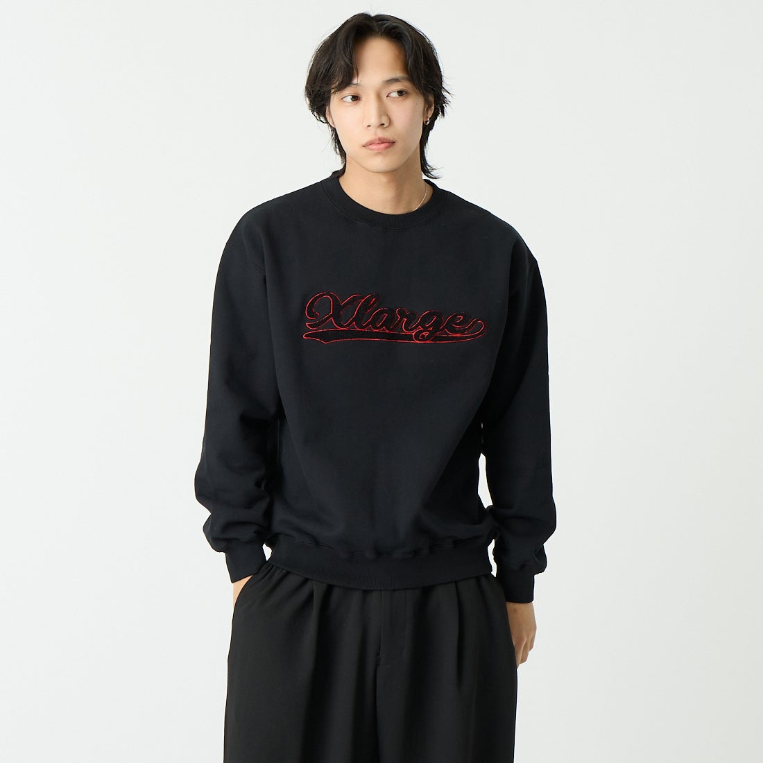 XLARGE [エクストララージ] シェニールロゴ クルーネックスウェット [101254012018] BLACK &&モデル身長：179cm 着用サイズ：M&&