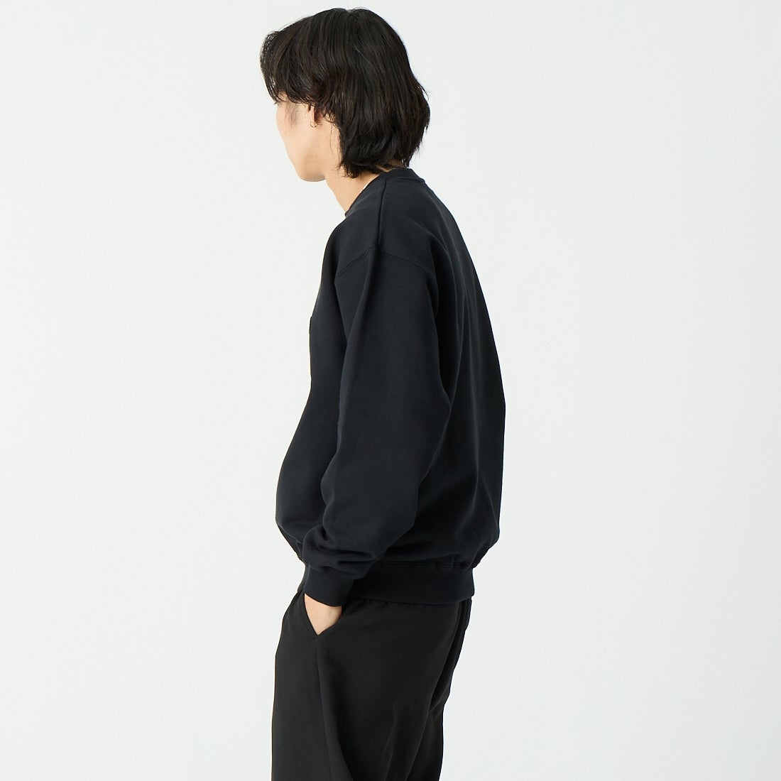 XLARGE [エクストララージ] シェニールロゴ クルーネックスウェット [101254012018] BLACK &&モデル身長：179cm 着用サイズ：M&&