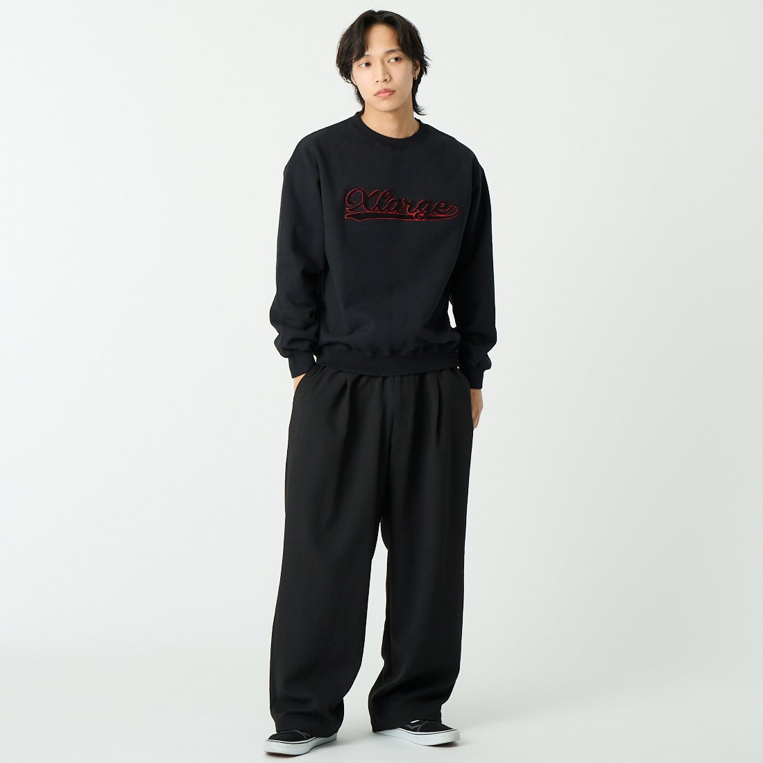 XLARGE [エクストララージ] シェニールロゴ クルーネックスウェット [101254012018] BLACK &&モデル身長：179cm 着用サイズ：M&&