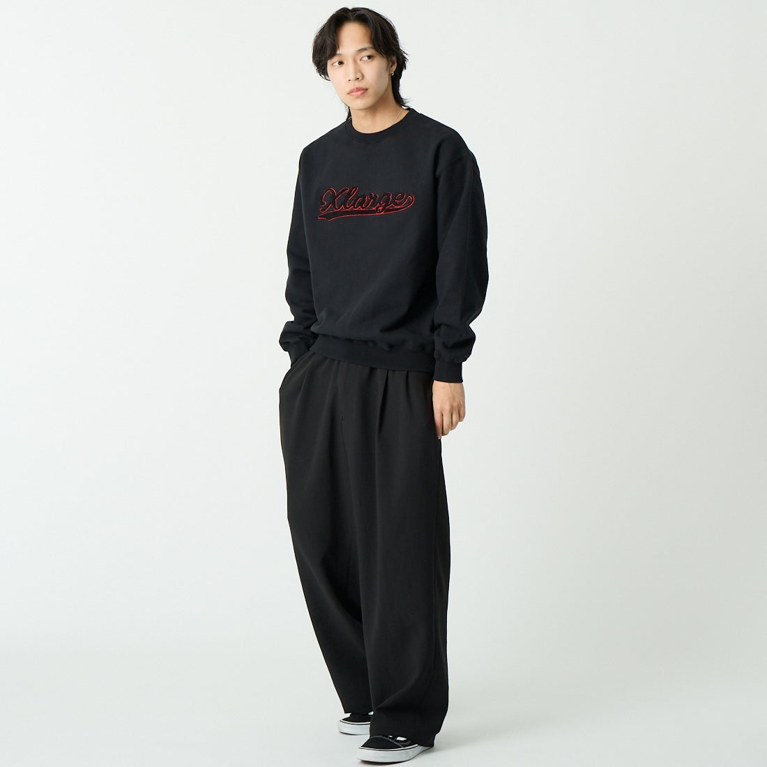 XLARGE [エクストララージ] シェニールロゴ クルーネックスウェット [101254012018] BLACK &&モデル身長：179cm 着用サイズ：M&&