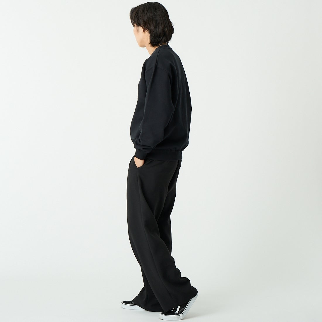 XLARGE [エクストララージ] シェニールロゴ クルーネックスウェット [101254012018] BLACK &&モデル身長：179cm 着用サイズ：M&&