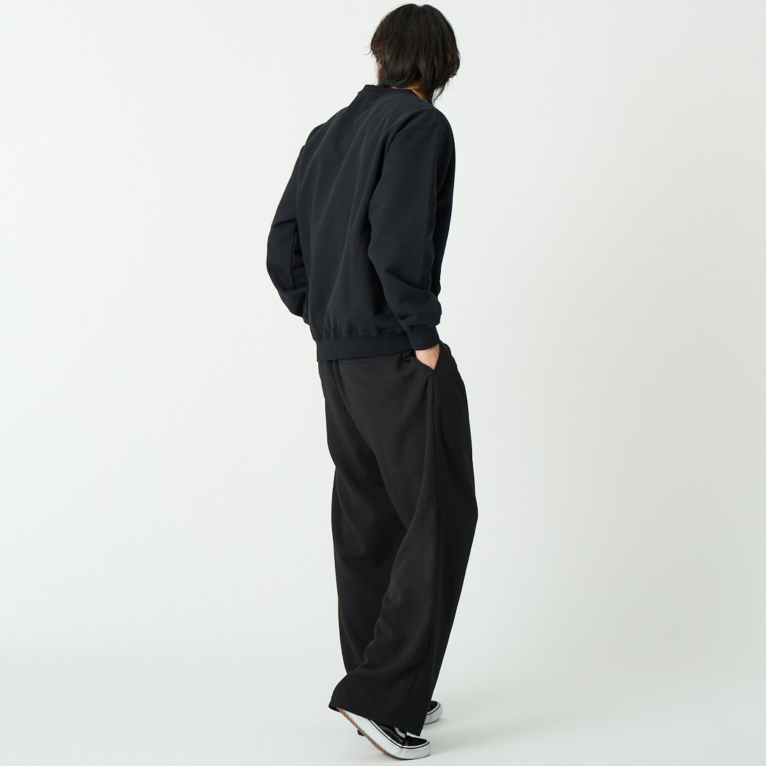 XLARGE [エクストララージ] シェニールロゴ クルーネックスウェット [101254012018] BLACK &&モデル身長：179cm 着用サイズ：M&&