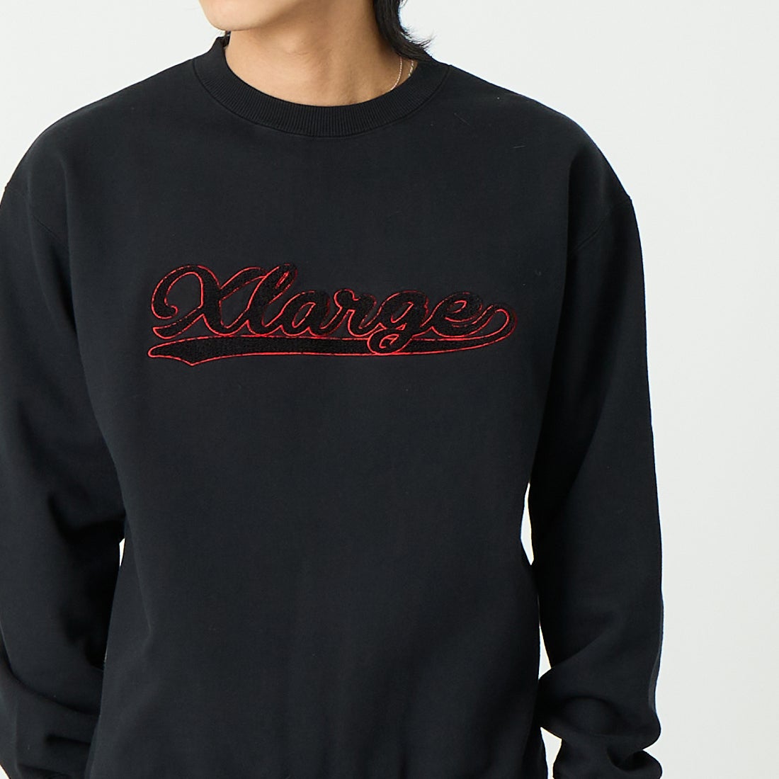 XLARGE [エクストララージ] シェニールロゴ クルーネックスウェット [101254012018] BLACK &&モデル身長：179cm 着用サイズ：M&&