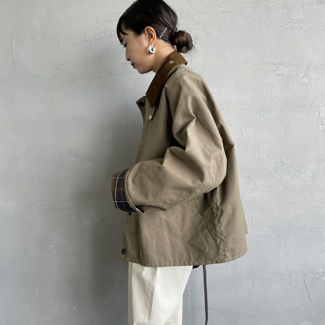 Barbour [バブアー] 別注 BORROWDALE ボロウデイルジャケット [261MCAS237-JF] KHAKI &&モデル身長：150cm 着用サイズ：34&&