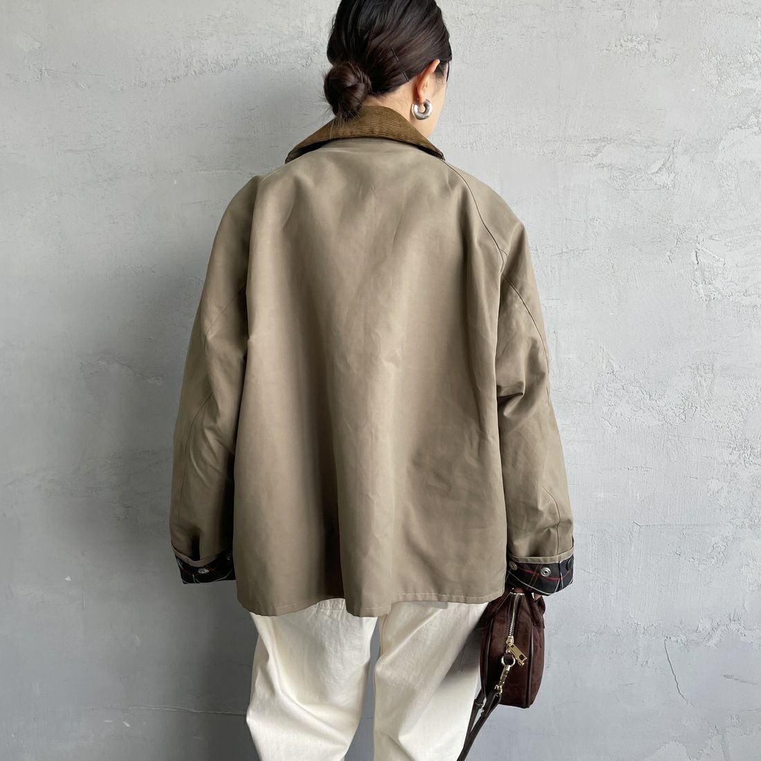 Barbour [バブアー] 別注 BORROWDALE ボロウデイルジャケット [261MCAS237-JF] KHAKI &&モデル身長：150cm 着用サイズ：34&&