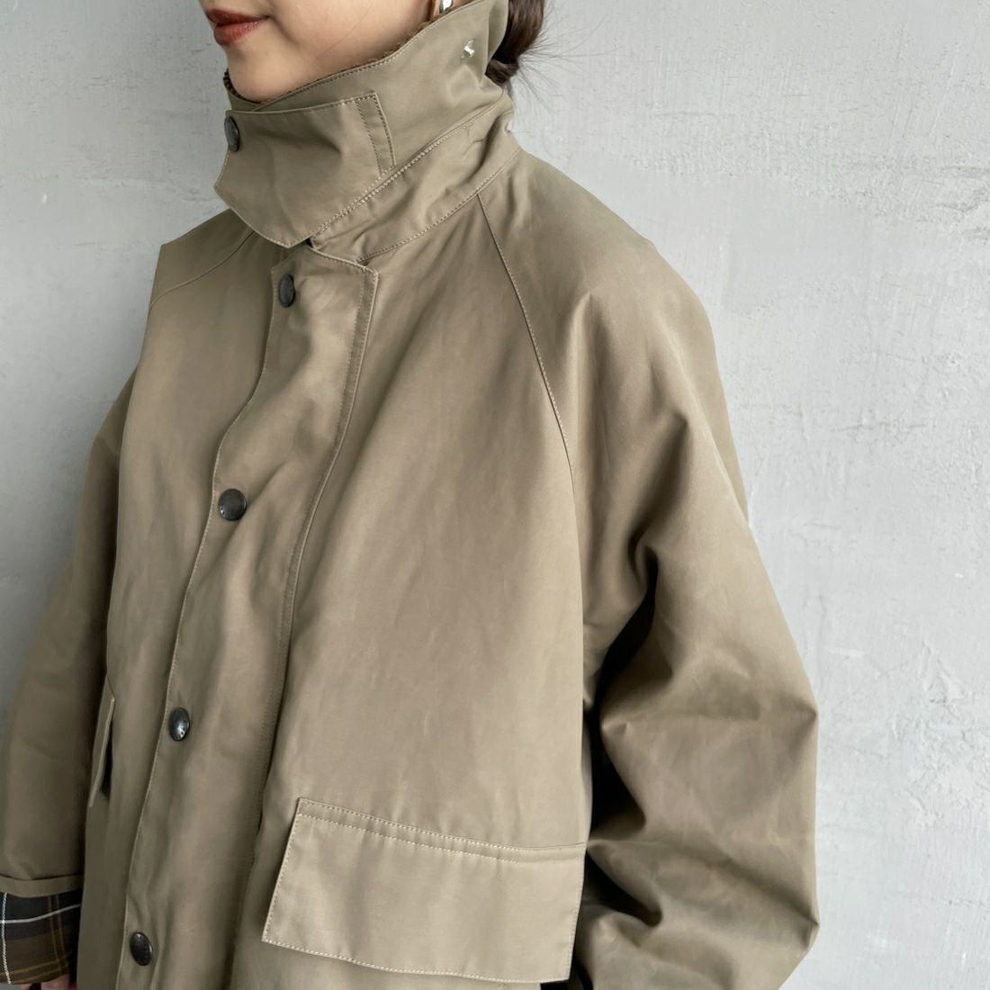 Barbour [バブアー] 別注 BORROWDALE ボロウデイルジャケット [261MCAS237-JF] KHAKI &&モデル身長：150cm 着用サイズ：34&&