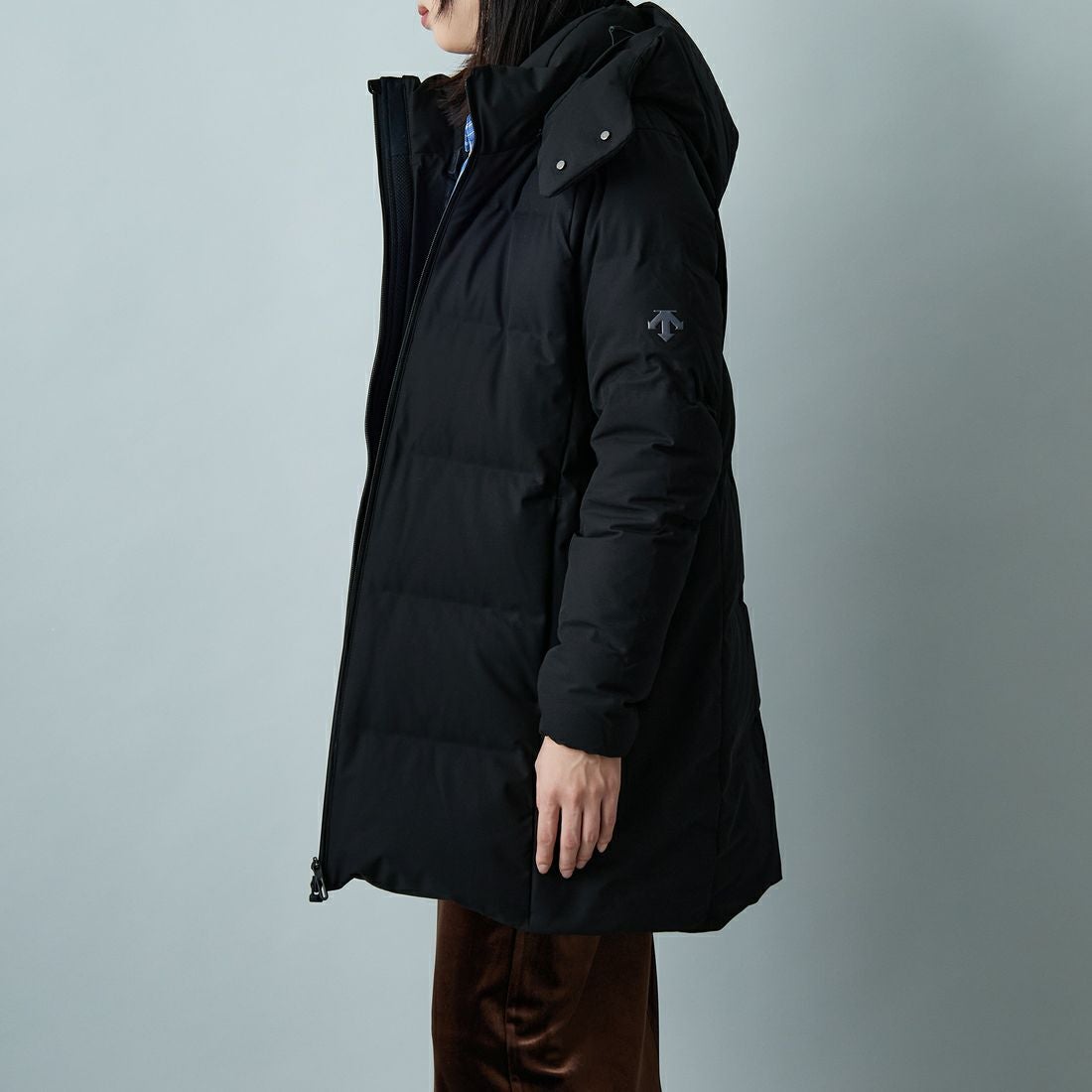 DESCENTE ALLTERRAIN [デサントオルテライン] 水沢ダウン アンカーハーフコート [DU5FDJM3L] BK00 &&モデル身長：162cm 着用サイズ：L&&