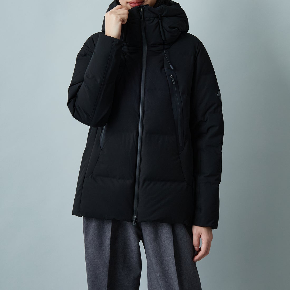 DESCENTE ALLTERRAIN [デサントオルテライン] 水沢ダウン マウンテニア [DU5FDJM1L] BK00 &&モデル身長：162cm 着用サイズ：M&&
