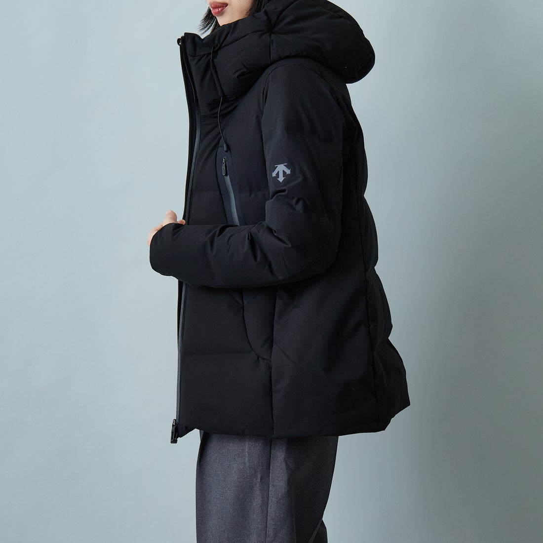 DESCENTE ALLTERRAIN [デサントオルテライン] 水沢ダウン マウンテニア [DU5FDJM1L] BK00 &&モデル身長：162cm 着用サイズ：M&&
