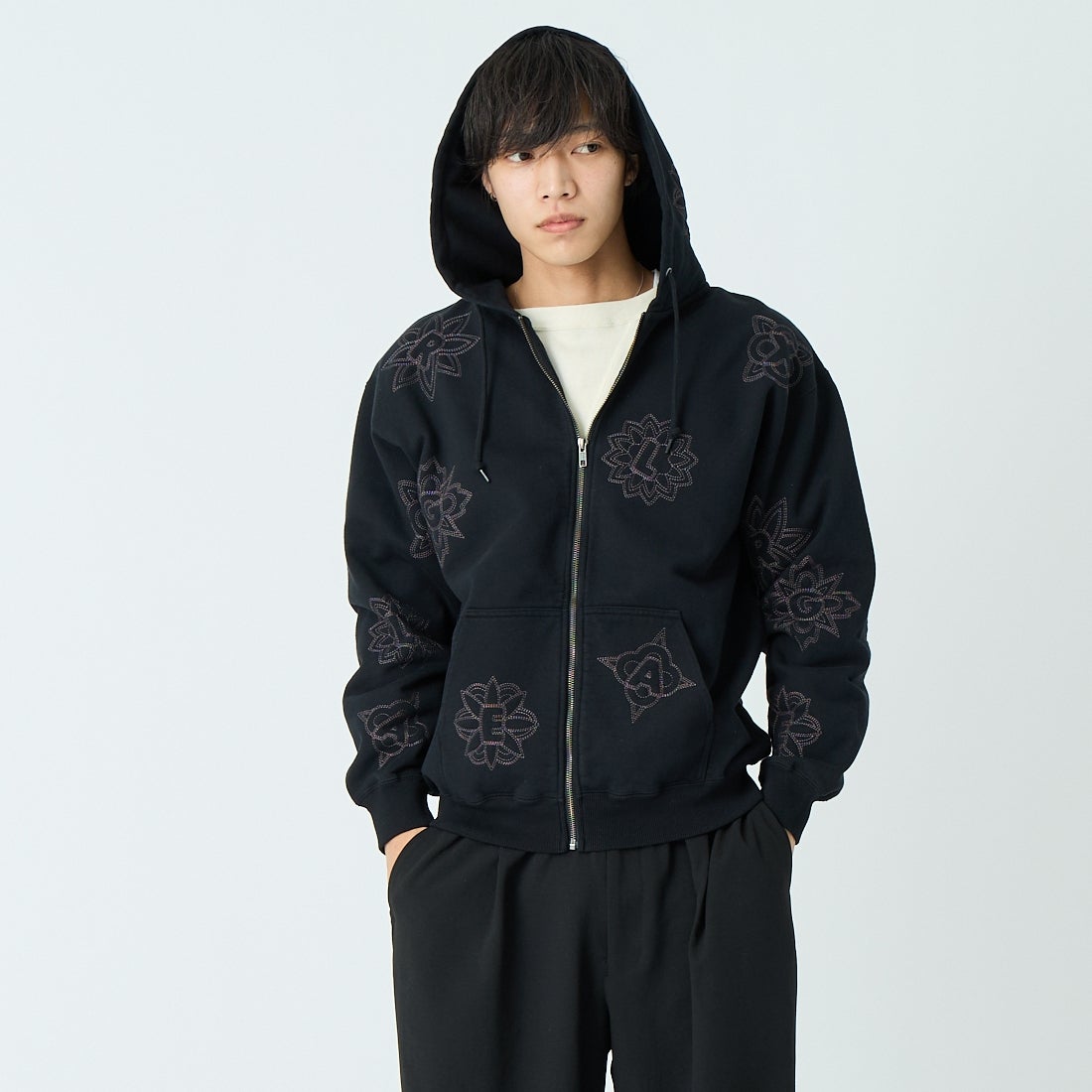 XLARGE [エクストララージ] オールオーバー刺繍ジップアップフーディ [101254012020] BLACK &&モデル身長：179cm 着用サイズ：L&&