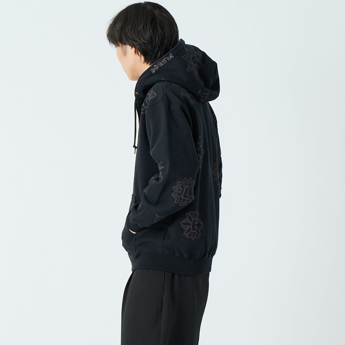 XLARGE [エクストララージ] オールオーバー刺繍ジップアップフーディ [101254012020] BLACK &&モデル身長：179cm 着用サイズ：L&&