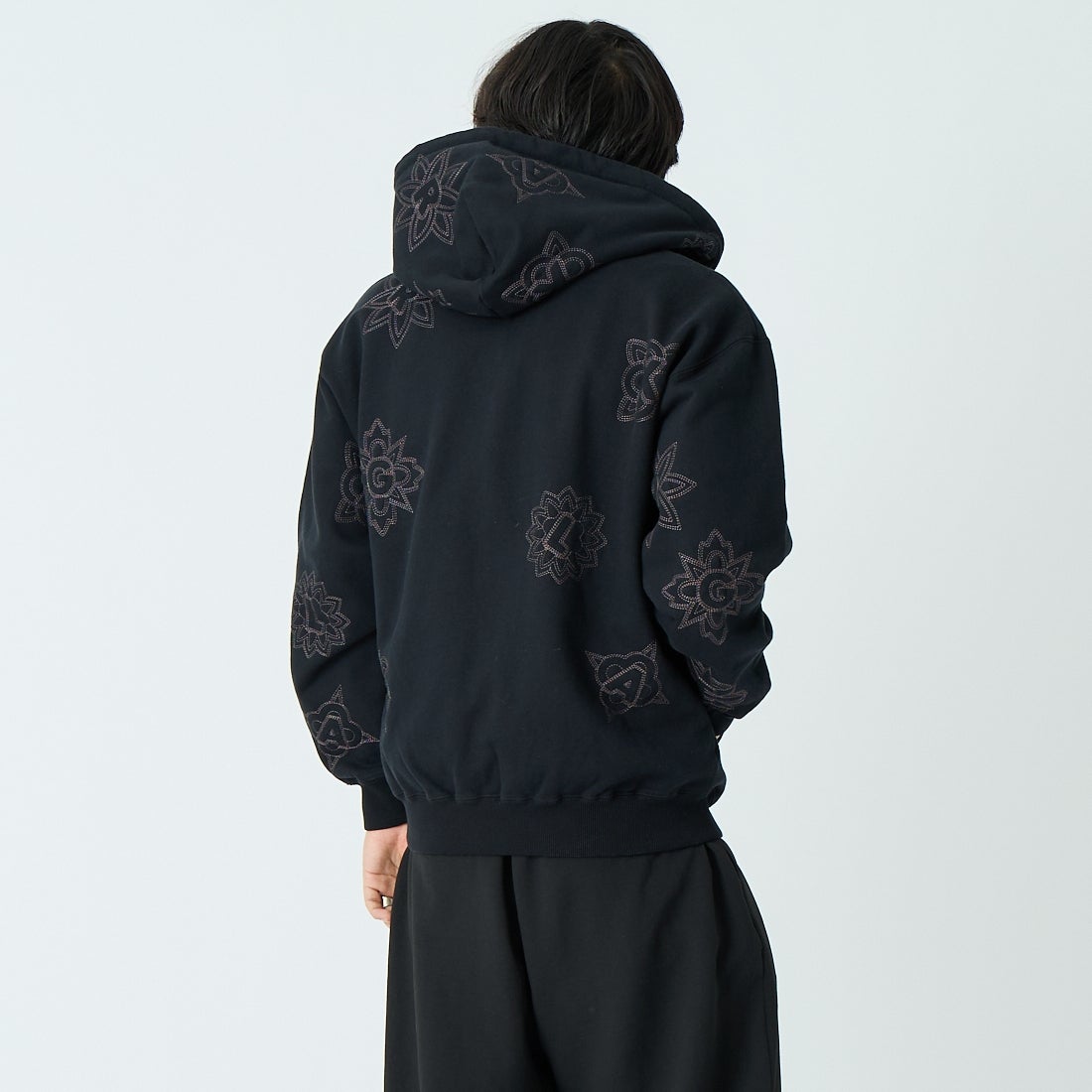 XLARGE [エクストララージ] オールオーバー刺繍ジップアップフーディ [101254012020] BLACK &&モデル身長：179cm 着用サイズ：L&&