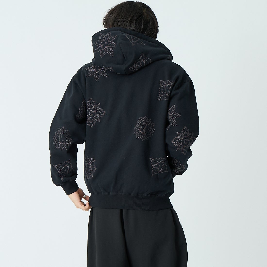 XLARGE [エクストララージ] オールオーバー刺繍ジップアップフーディ [101254012020] BLACK &&モデル身長：179cm 着用サイズ：L&&