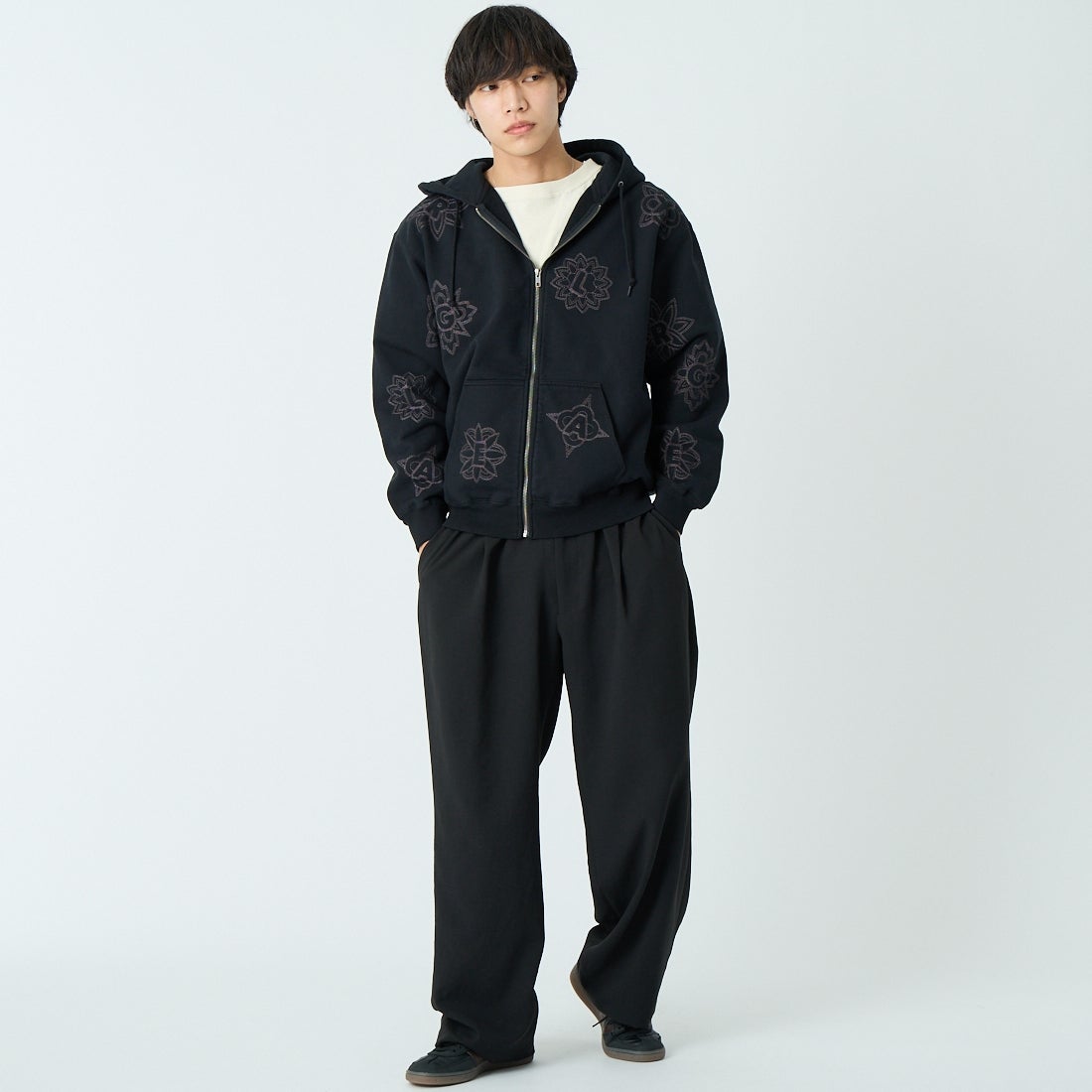 XLARGE [エクストララージ] オールオーバー刺繍ジップアップフーディ [101254012020] BLACK &&モデル身長：179cm 着用サイズ：L&&