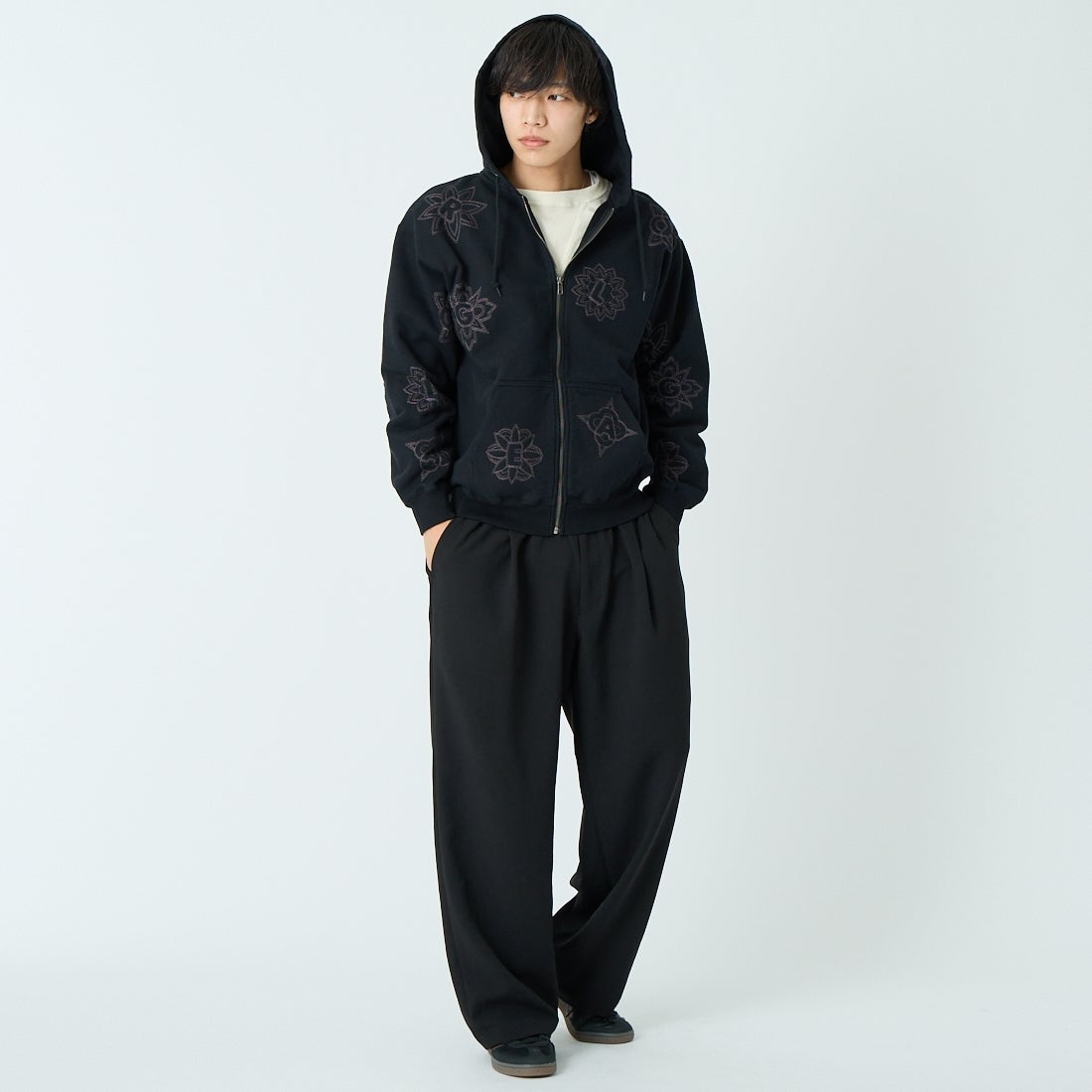 XLARGE [エクストララージ] オールオーバー刺繍ジップアップフーディ [101254012020] BLACK &&モデル身長：179cm 着用サイズ：L&&