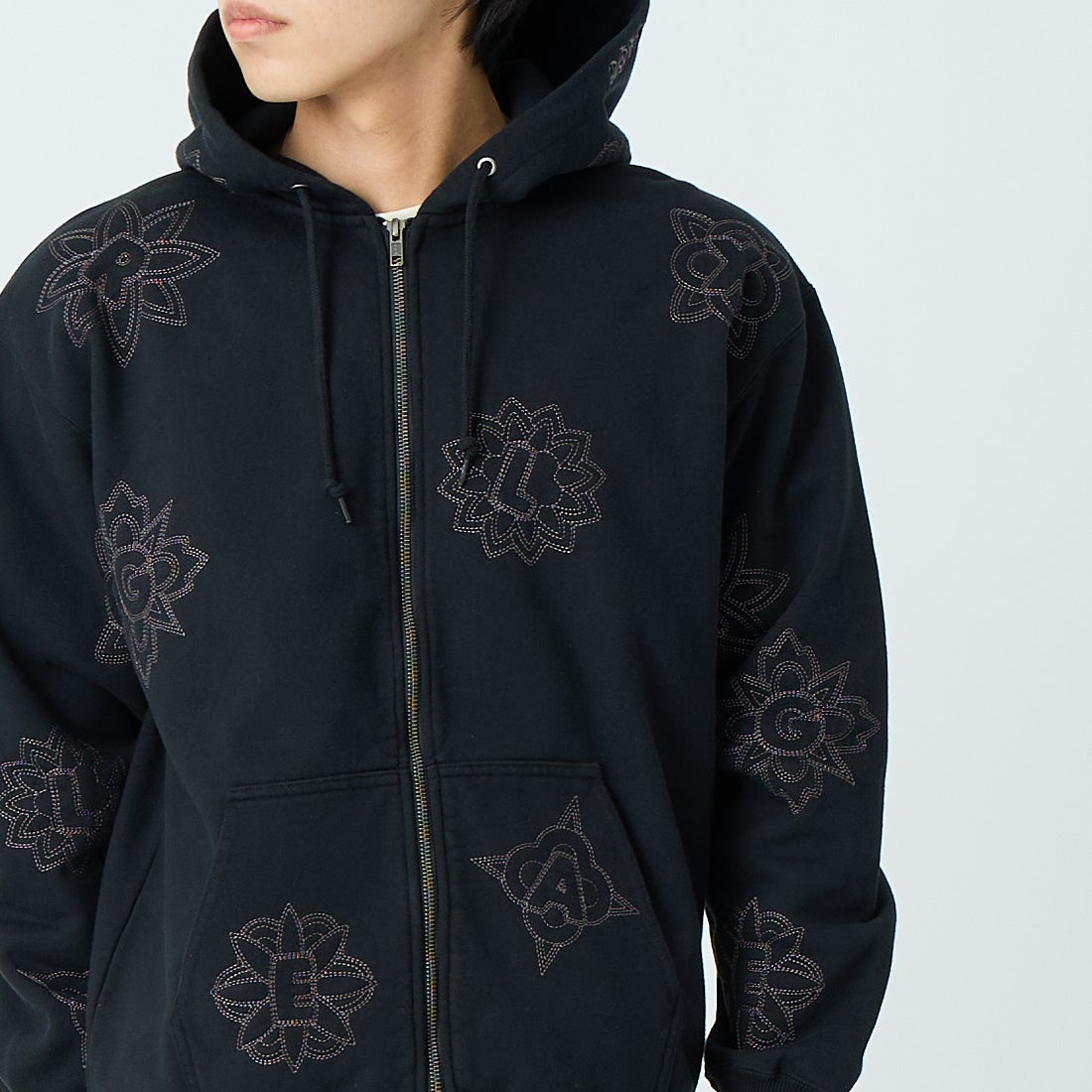 XLARGE [エクストララージ] オールオーバー刺繍ジップアップフーディ [101254012020] BLACK &&モデル身長：179cm 着用サイズ：L&&
