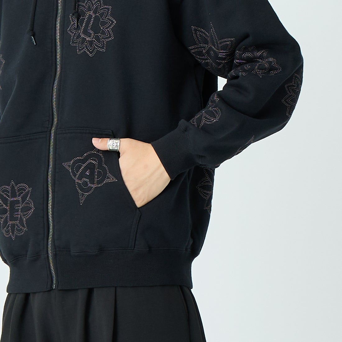 XLARGE [エクストララージ] オールオーバー刺繍ジップアップフーディ [101254012020] BLACK &&モデル身長：179cm 着用サイズ：L&&