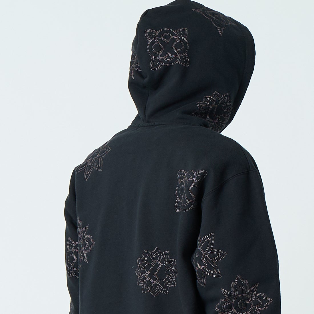 XLARGE [エクストララージ] オールオーバー刺繍ジップアップフーディ [101254012020] BLACK &&モデル身長：179cm 着用サイズ：L&&