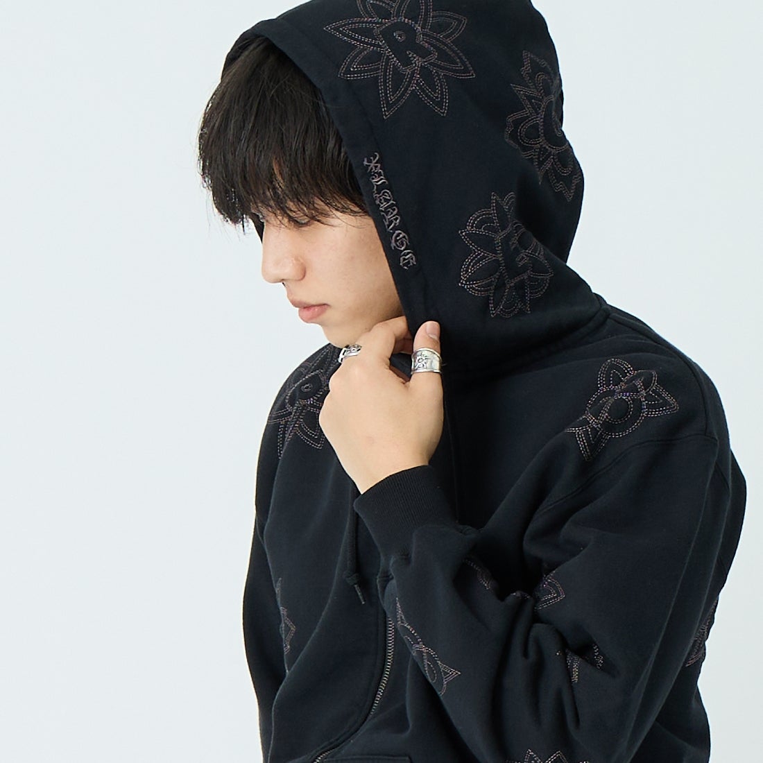 XLARGE [エクストララージ] オールオーバー刺繍ジップアップフーディ [101254012020] BLACK &&モデル身長：179cm 着用サイズ：L&&