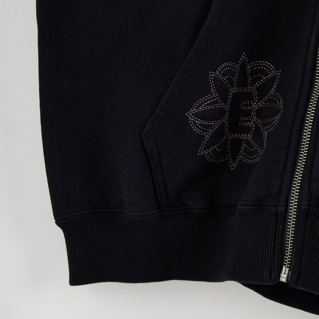 XLARGE [エクストララージ] オールオーバー刺繍ジップアップフーディ [101254012020] BLACK