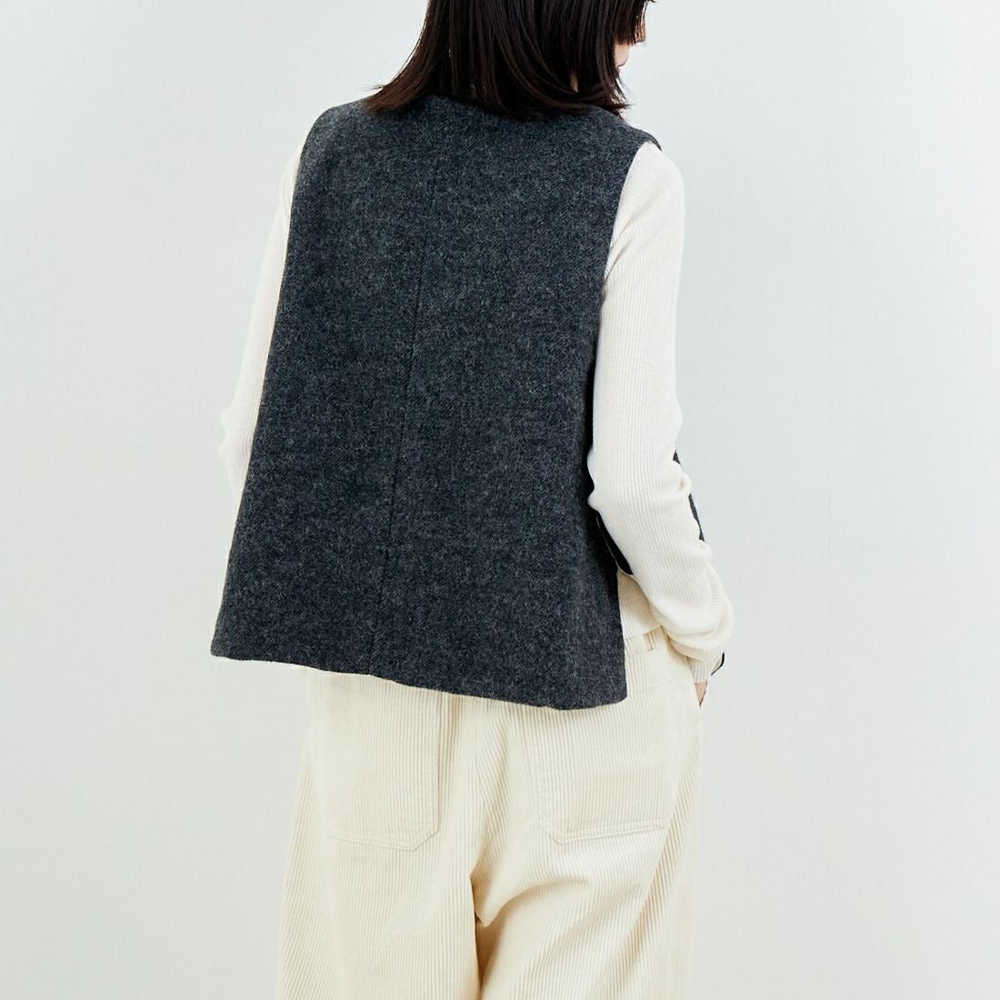 tumugu: [ツムグ] エコウールモッサベスト [TB25419] 88 CHARCOA &&モデル身長：162cm 着用サイズ：F&&