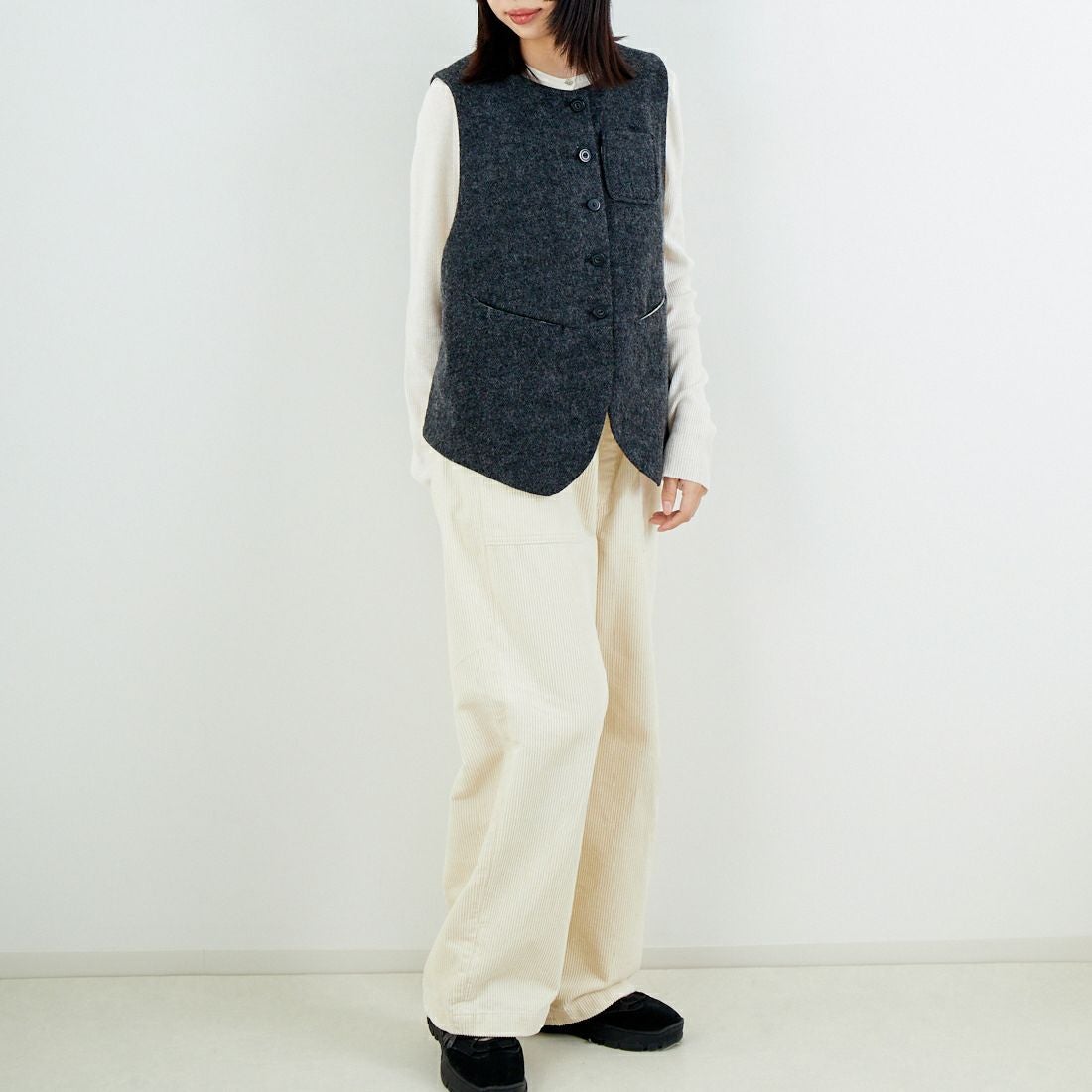 tumugu: [ツムグ] エコウールモッサベスト [TB25419] 88 CHARCOA &&モデル身長：162cm 着用サイズ：F&&