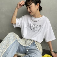 ﾎﾜｲﾄAmericana × JEANS FACTORY [アメリカーナ × ジーンズファクトリー] 別注 AMRCN ロゴプリントTシャツ [BRF-808A-1-JF] ｽﾐｸﾛ &&モデル身長：150cm 着用サイズ：ONE SIZE&&