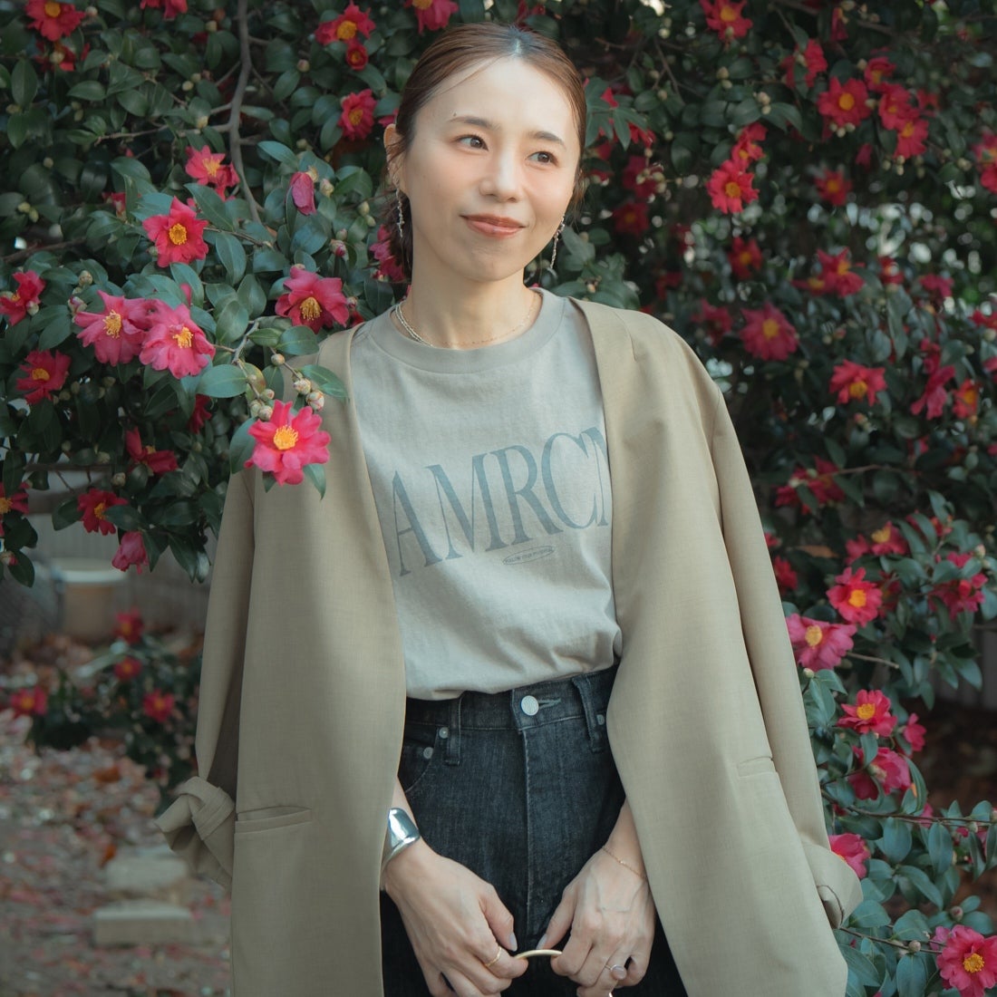 Americana × JEANS FACTORY [アメリカーナ × ジーンズファクトリー] 別注 AMRCN ロゴプリントTシャツ [BRF-808A-1-JF] ﾍﾞｰｼﾞｭ &&モデル身長：153cm 着用サイズ：ONE SIZE&&