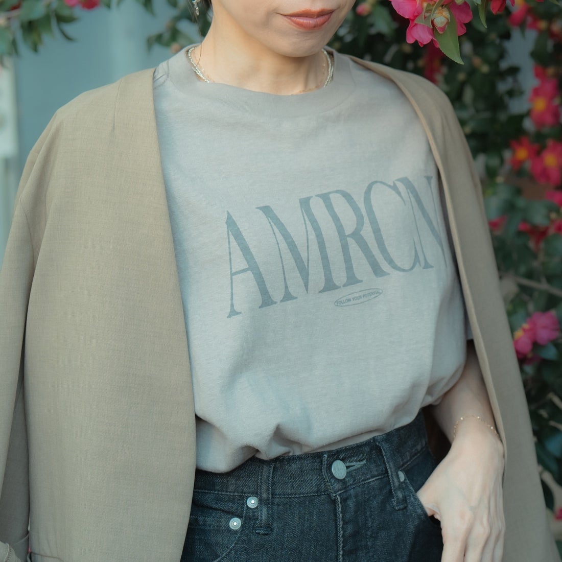Americana × JEANS FACTORY [アメリカーナ × ジーンズファクトリー] 別注 AMRCN ロゴプリントTシャツ [BRF-808A-1-JF] ﾍﾞｰｼﾞｭ &&モデル身長：153cm 着用サイズ：ONE SIZE&&