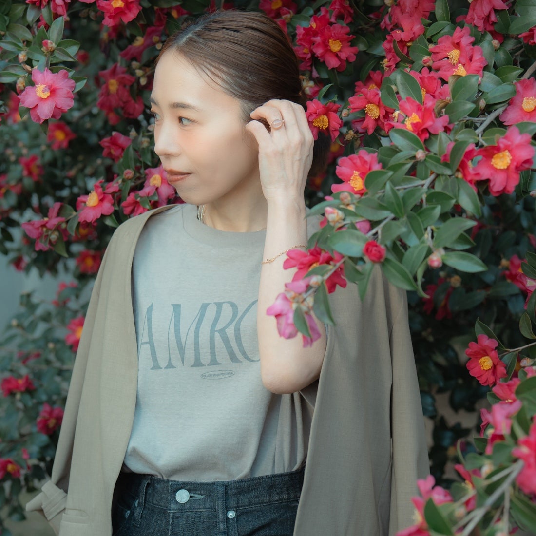 Americana × JEANS FACTORY [アメリカーナ × ジーンズファクトリー] 別注 AMRCN ロゴプリントTシャツ [BRF-808A-1-JF] ﾍﾞｰｼﾞｭ &&モデル身長：153cm 着用サイズ：ONE SIZE&&